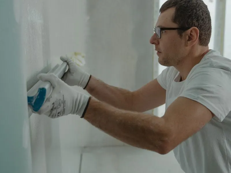 Doublage acoustique du mur d'une chambre en cours de chantier