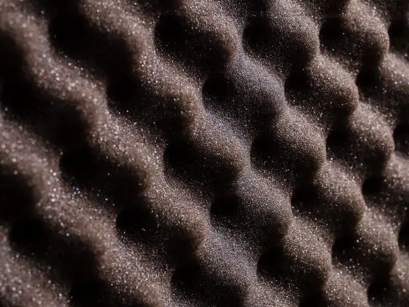 Matériau absorbant alvéolé utilisé en correction acoustique d'une pièce